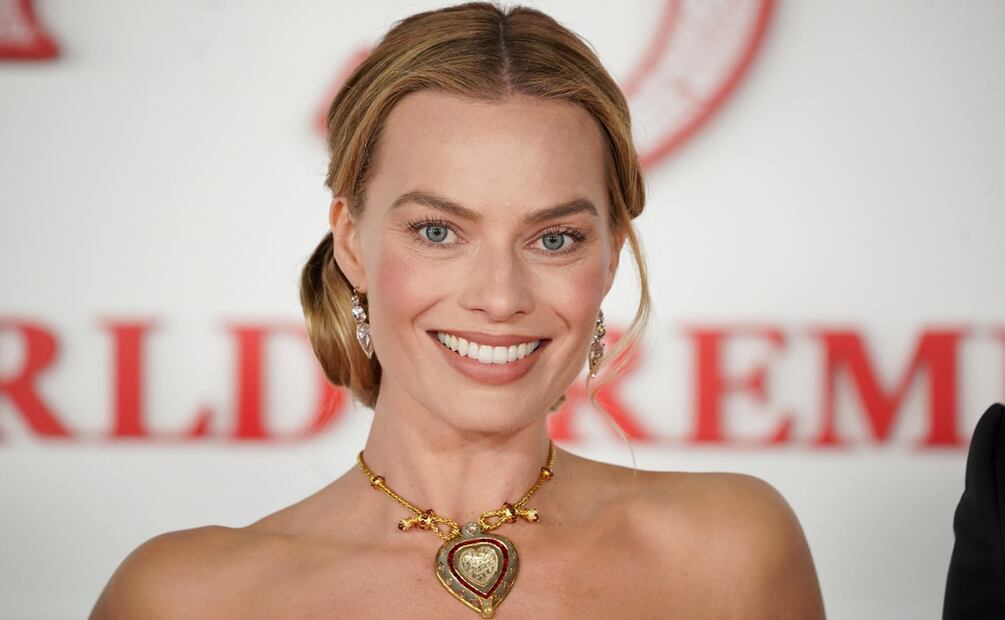 Margot Robbie llega al estreno de "Cumbres Borrascosas". De acuerdo a Vanity Fair, la estrella de "Cumbres borrascosas" ha llevado la tendencia Old Hollywood al siguiente nivel rindiendo homenaje a uno de los romances más turbulentos de la historia. 
Foto de Jordan Strauss/Invision/AP.