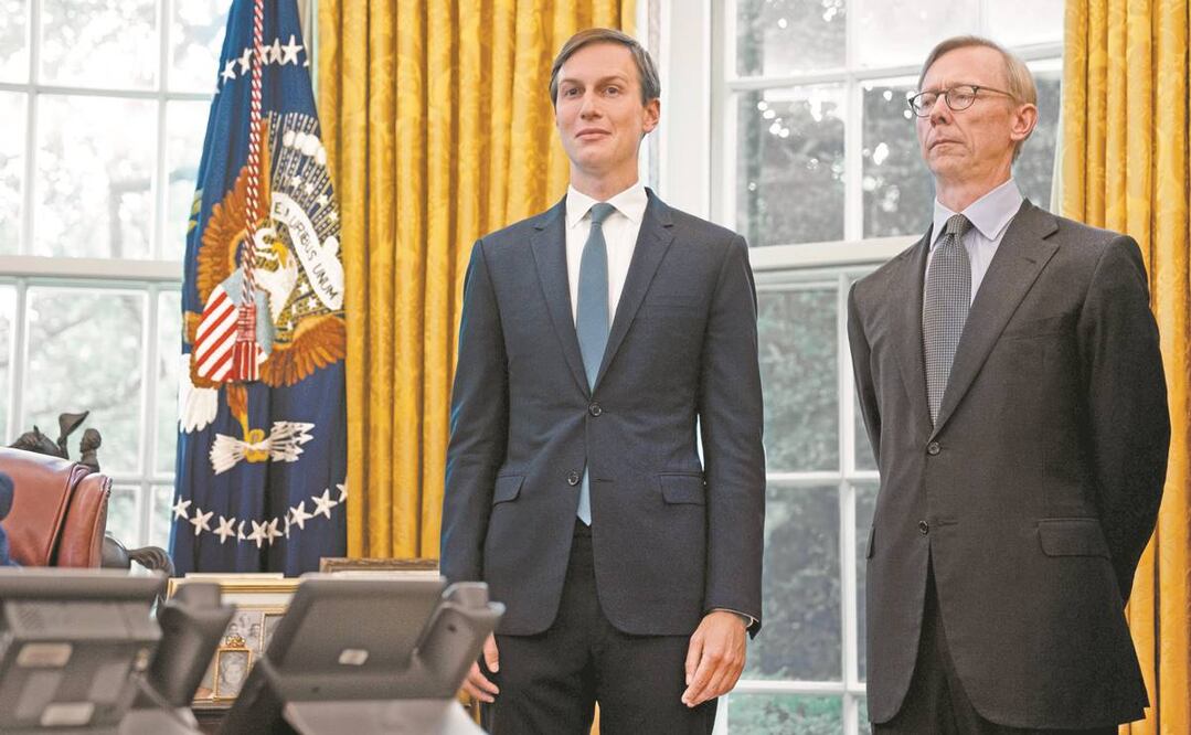 Jared Kushner, asesor de Donald Trump, y Brian Hook, enviado para Irán, en la Casa Blanca. Foto: ANNA MONEYMAKER. EFE