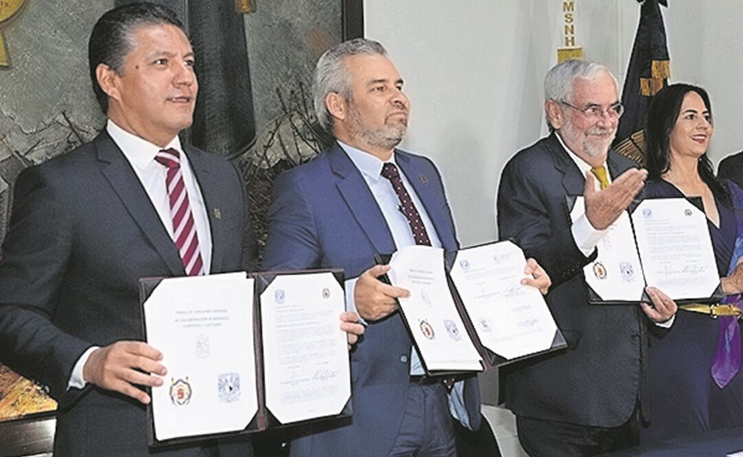 Enrique Graue (segundo de der. a izq.) firmó dos convenios de colaboración con el gobierno de Michoacán y la UMSNH. Foto: Especial 