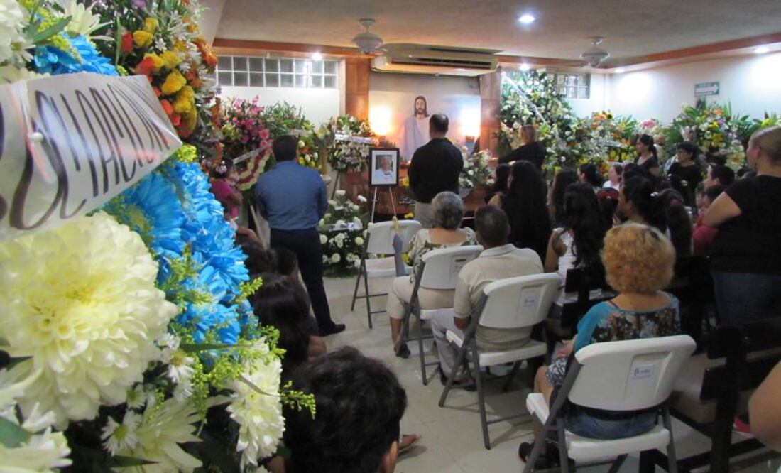 Cientos de personas acudieron a su funeral para dejar una flor o una manzana para el que fue su maestro favorito (Raúl Torres. EL UNIVERSAL)
