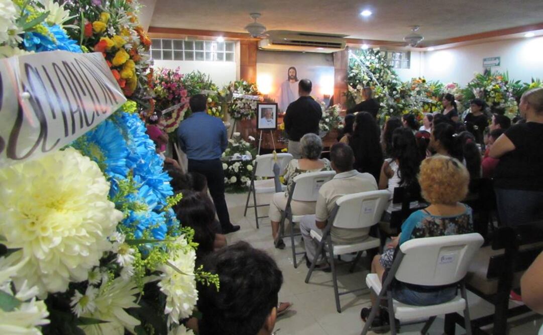 Cientos de personas acudieron a su funeral para dejar una flor o una manzana para el que fue su maestro favorito (Raúl Torres. EL UNIVERSAL)