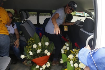 Realizan ofrenda floral en fosa clandestina de Veracruz