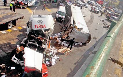 Cae tráiler de puente; el chofer falleció