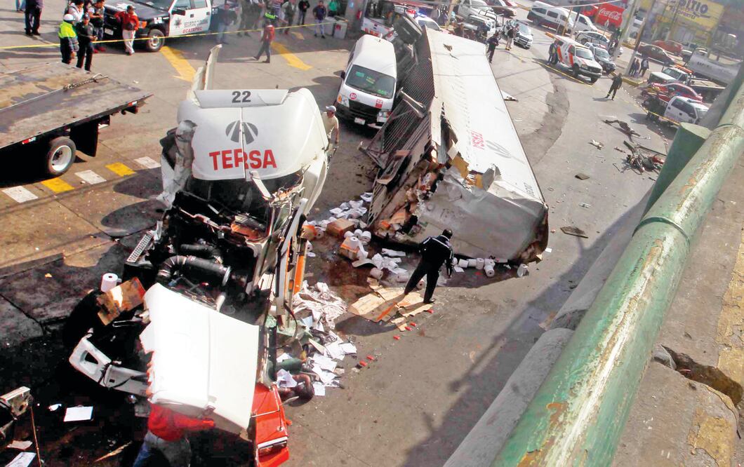 El percance ocurrió poco antes de las 9:00 horas. El vehículo cayó en el carril confinado de la Línea 2 del Mexibús, por lo que el servicio se suspendió alrededor de dos horas (ESPECIAL)