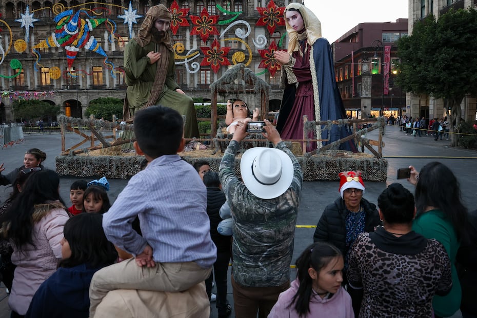 Capitalinos se reúnen pata ver el nacimiento gigante. Foto: Luis Camacho