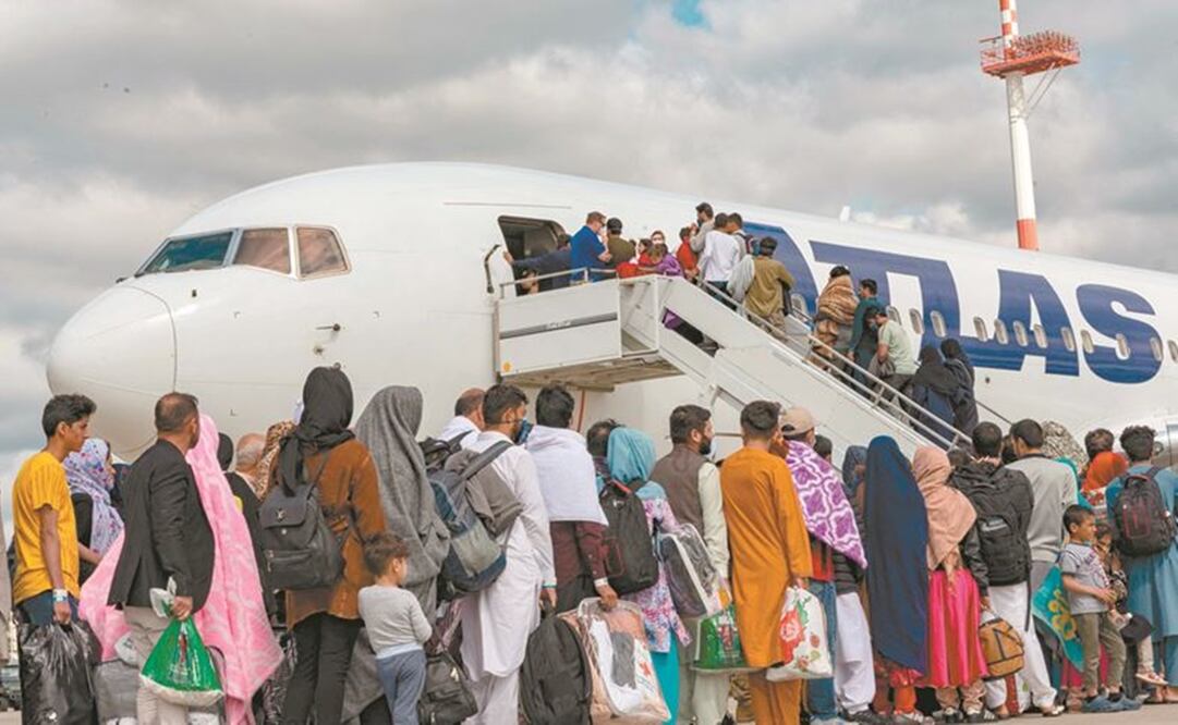Afganos evacuados para un vuelo de salida desde la Base Aérea de Ramstein, Alemania. Foto: Edgar Grimaldo/ AFP.