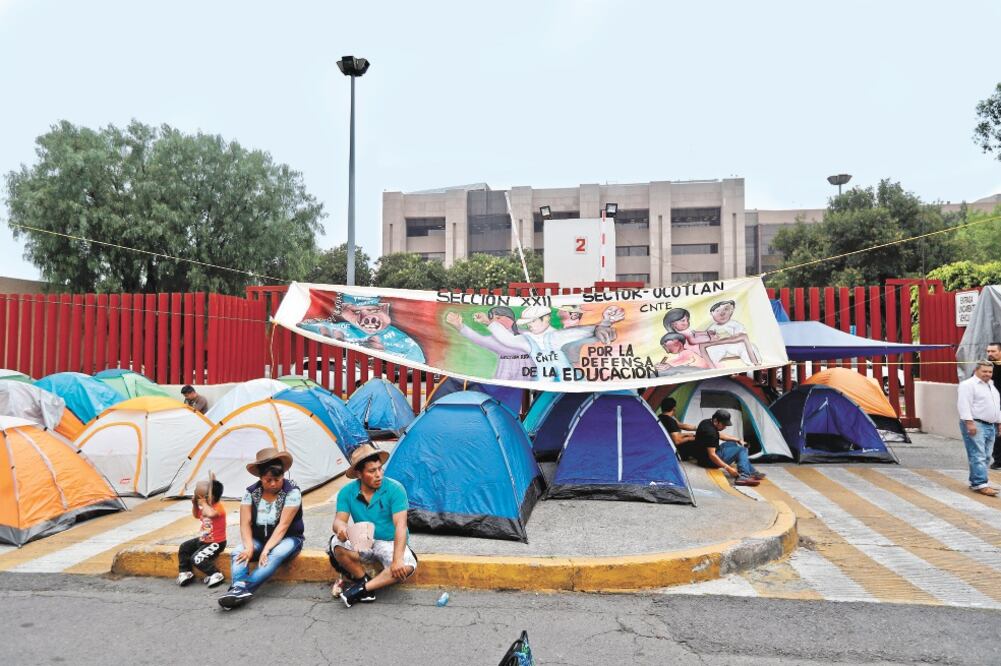 Desde el pasado martes, maestros de la Coordinadora mantienen un campamento en las afueras de la Cámara de Diputados. Foto: ARCHIVO EL UNIVERSAL
