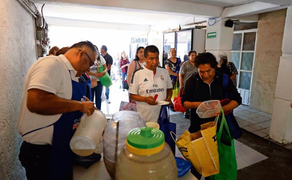 Desde 2022, la alcaldía Miguel Hidalgo implementó el programa Manos a la
Olla, que ofrece raciones de comida por 11 pesos. FOTO: DIEGO SIMÓN SÁNCHEZ