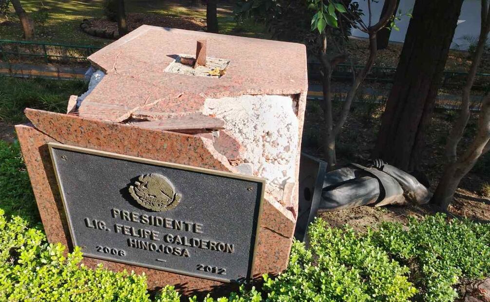 Estatua de Felipe Calderón caída en Los Pinos. Foto: Eduardo Dina/EL UNIVERSAL