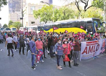 Coreografía de autobuses para llenar el Zócalo