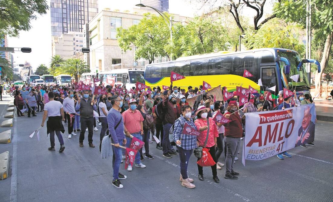 Los simpatizantes portaron banderas con los colores de Morena, otros partidos políticos y de organizaciones sindicales. Foto: Germán Espinosa/ EL UNIVERSAL.