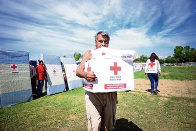 Adulto mayor madruga para canjear ticket