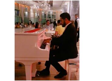 Pianista toca “Mi bebito fiu fiu” en restaurante de lujo y se hace viral