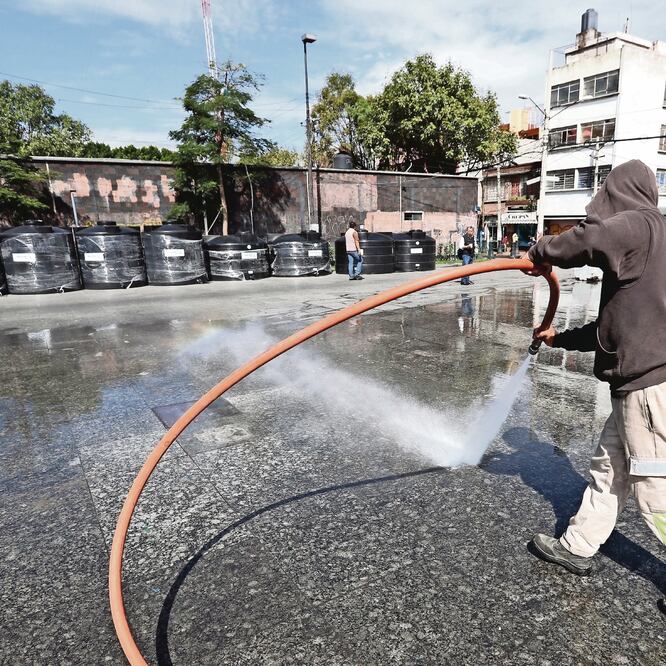 Hombres que lavaron la explanada de la demarcación con una pipa dijeron que eran “ó rde n es” y que lo que usaban era “agua tratada”. ARIEL OJEDA. EL UNIVERSAL
