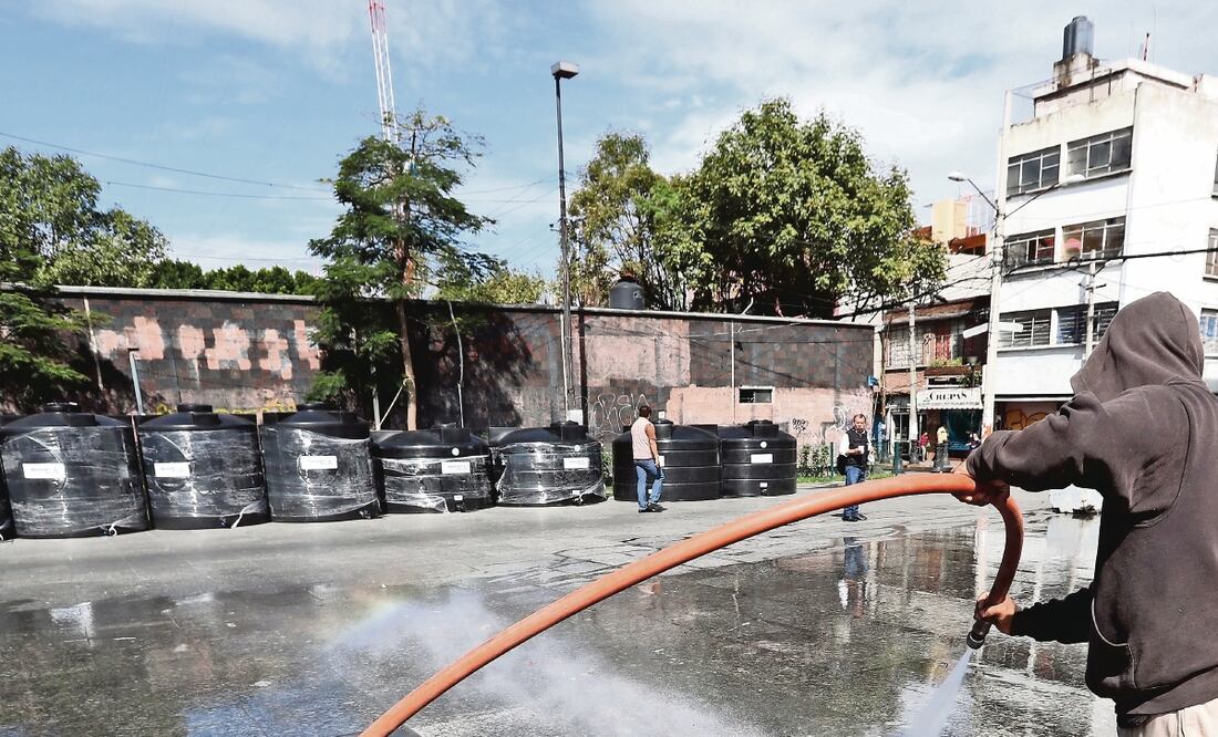 Hombres que lavaron la explanada de la demarcación con una pipa dijeron que eran “ó rde n es” y que lo que usaban era “agua tratada”. ARIEL OJEDA. EL UNIVERSAL