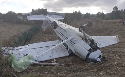Vuelca avioneta durante aterrizaje forzoso en Zinacantepec, Edomex
