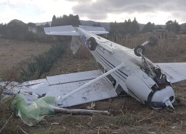 Vuelca avioneta durante aterrizaje forzoso en Zinacantepec, Edomex