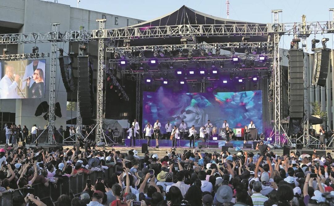 Miles de habitantes de la Cuauhtémoc, incluso de otras alcaldías, disfrutaron de éxitos de Los Ángeles Azules como El listón de tu pelo. Foto: Carlos Mejía/EL UNIVERSAL