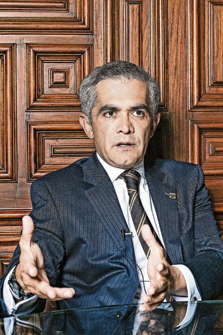 Cachetada con guante blanco de Mancera