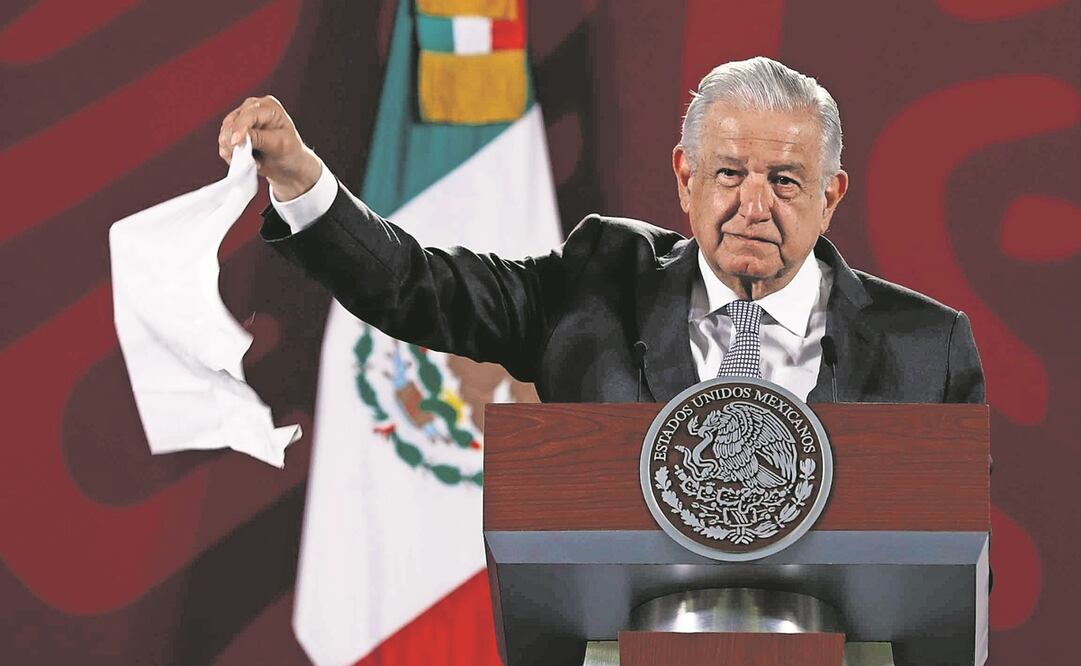 El presidente Andrés Manuel López Obrador sacó un pañuelo blanco durante la mañanera. Foto: Diego Simón Sánchez. EL UNIVERSAL