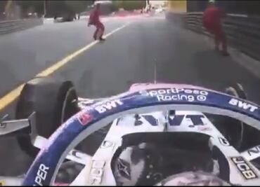 'Checo' Pérez evita arrollar a dos comisarios de pista