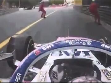 'Checo' Pérez evita arrollar a dos comisarios de pista