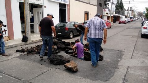 Aparece socavón en zona residencial de Morelia