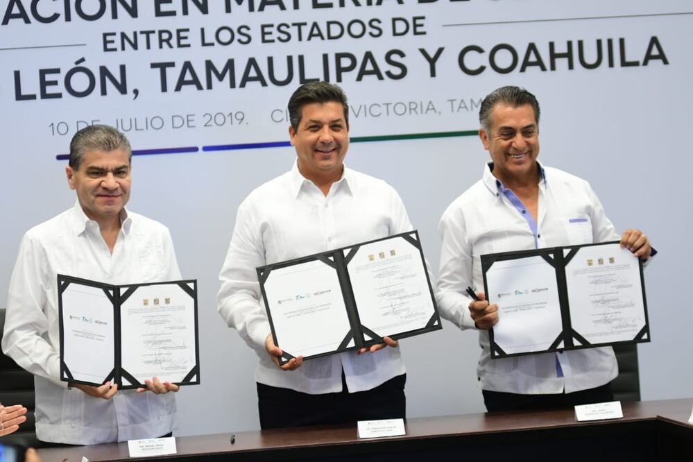 Gobernadores de Coahuila, Miguel Ángel Riquelme; de Tamaulipas, Francisco Javier García Cabeza de Vaca y de Nuevo Léon, Jaime Rodríguez Calderón "El Bronco" en la firma del convenio / Especial