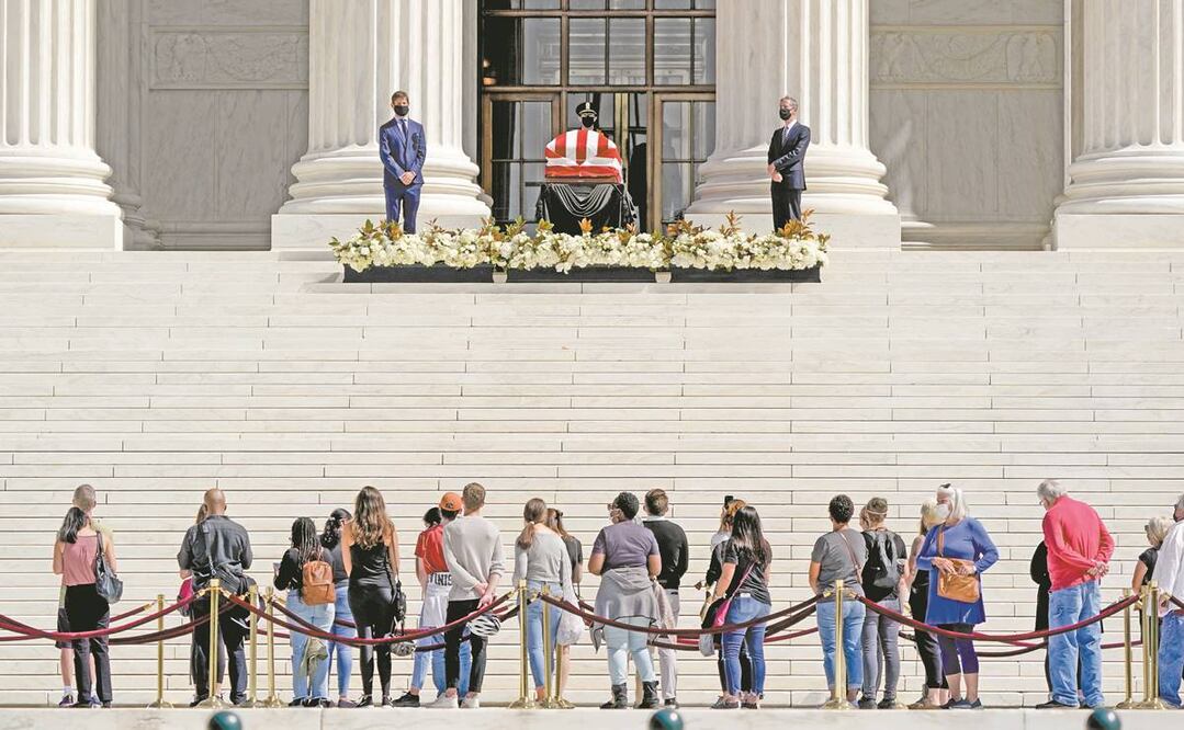 Cientos de estadounidenses rindieron homenaje ayer a la jueza Ruth Bader Ginsburg, en las escalinatas de la Corte Suprema, en Washington. Foto: J. SCOTT APPLEWHITE. AP