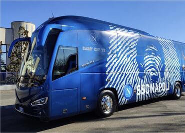 Napoli presume autobús dedicado a Diego Armando Maradona