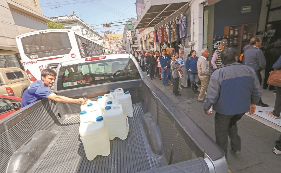 Desde el viernes pasado, toluqueños compran hasta 100 litros o más de alcohol de caña y gel antibacterial en pequeños negocios. Los expendios venden galones de cinco litros en 350 pesos y el producto se agota diariamente al medio día. Foto: JORGE ALVARADO
