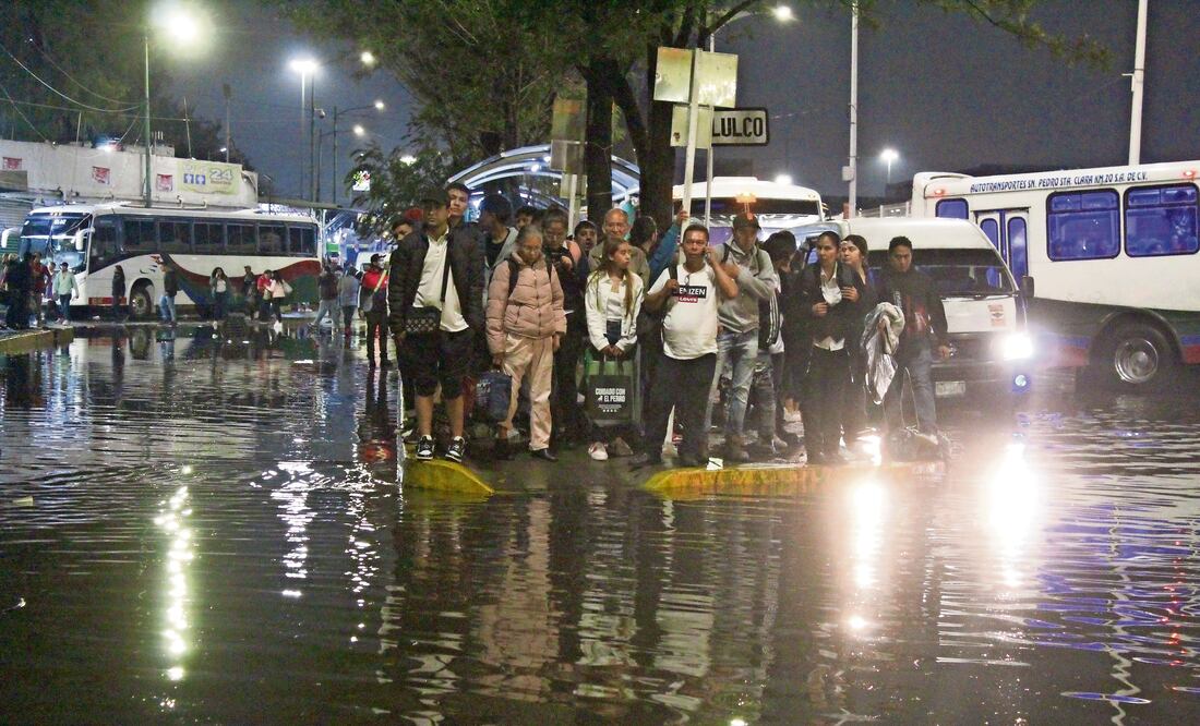 En Insurgentes Norte, a la altura de Indios Verdes, los encharcamientos afectaron a automovilistas y peatones. Foto: de FRANCISCO RODRÍGUEZ. EL UNIVERSAL