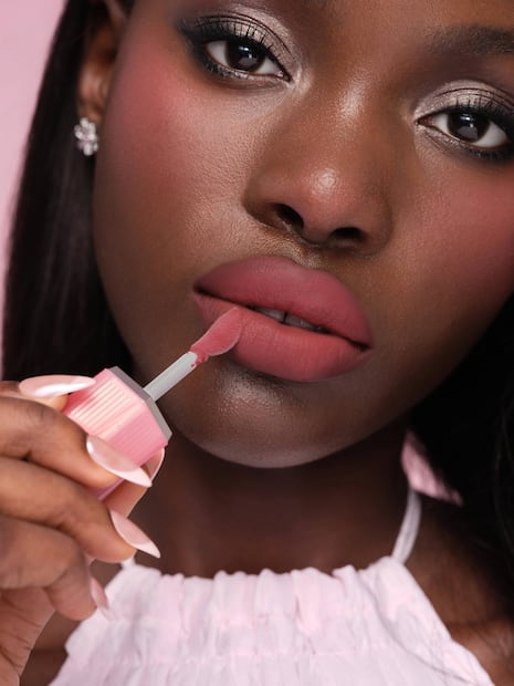 Like a Feather es un labial rosa cálido para usar en las mejillas y labios. Foto: Cortesía Sheglam