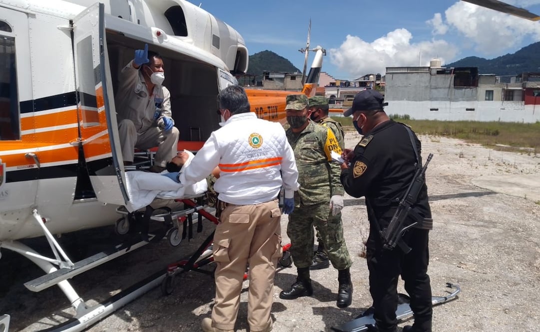 Los cuatro soldados y los cuatro policías fueron trasladados en helicópteros hacia Tuxtla, para ser internados en diversos hospitales. Foto: Twitter @SSyPC_Chiapas