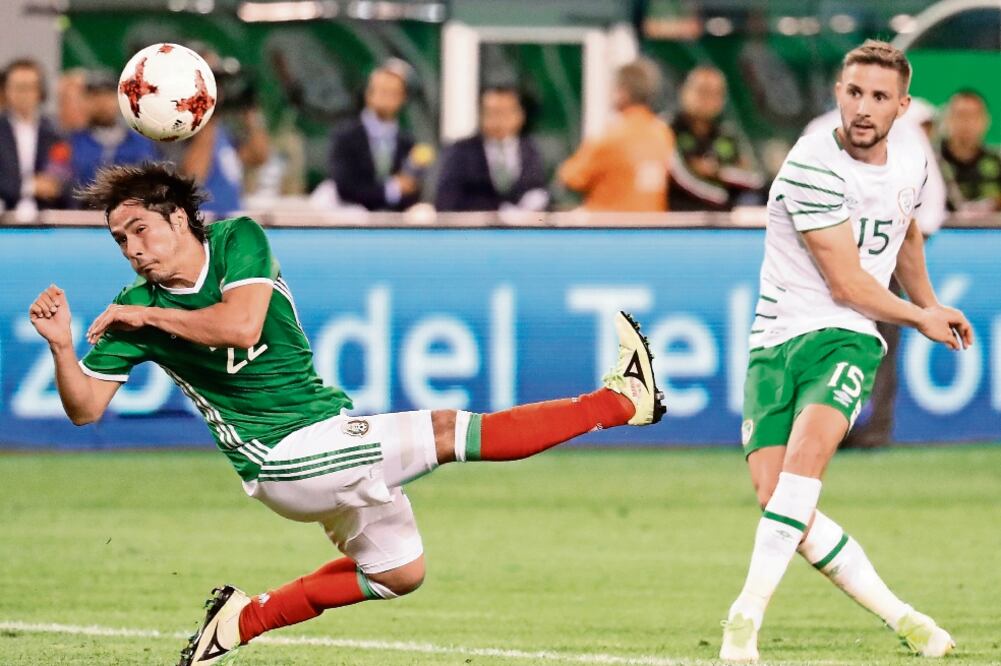 Buenas aptitudes mostró el centrocampista en el equipo de Osorio. (JULIO CORTEZ. AP)