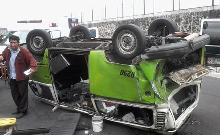 Vuelca combi cerca del Metro Universidad