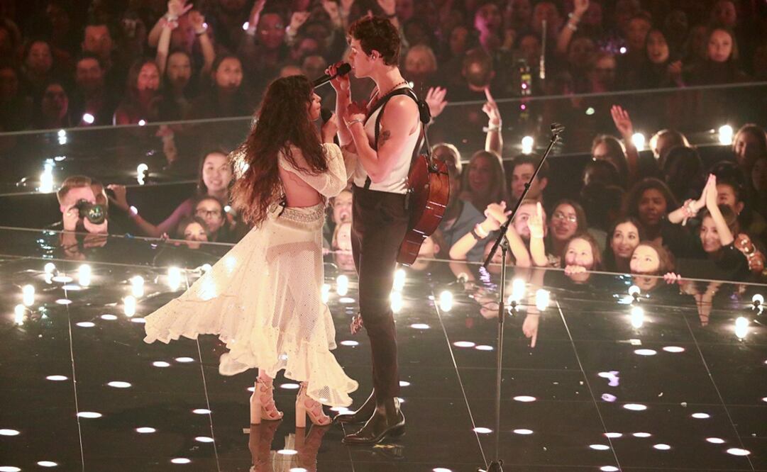 Camila Cabello y Shawn Mendes casi se dan un beso en el escenario. Fotos: Reuters