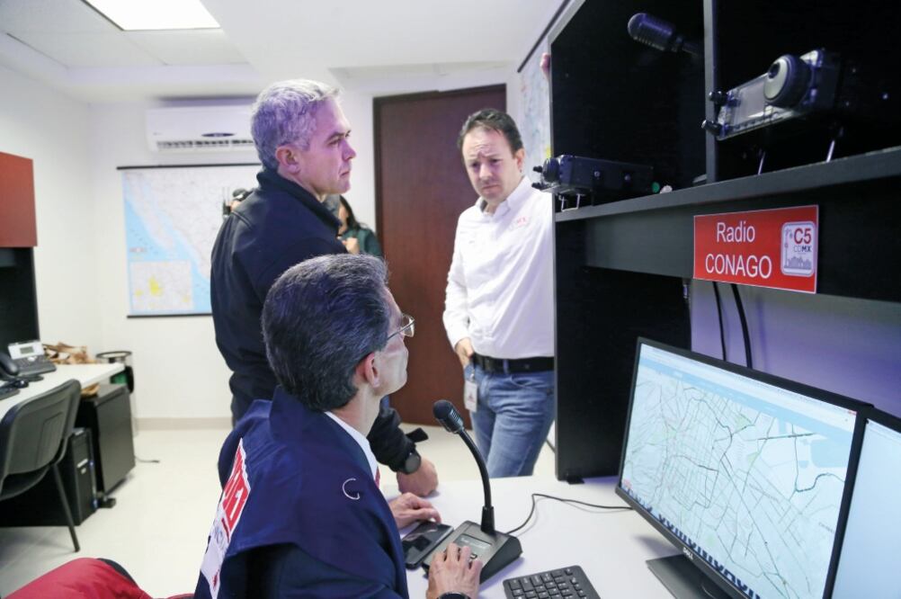 El jefe de Gobierno, Miguel Ángel Mancera (al centro), en las instalaciones del C5, en la delegación Venustiano Carranza, donde hay radios con diferentes frecuencias (ESPECIAL)