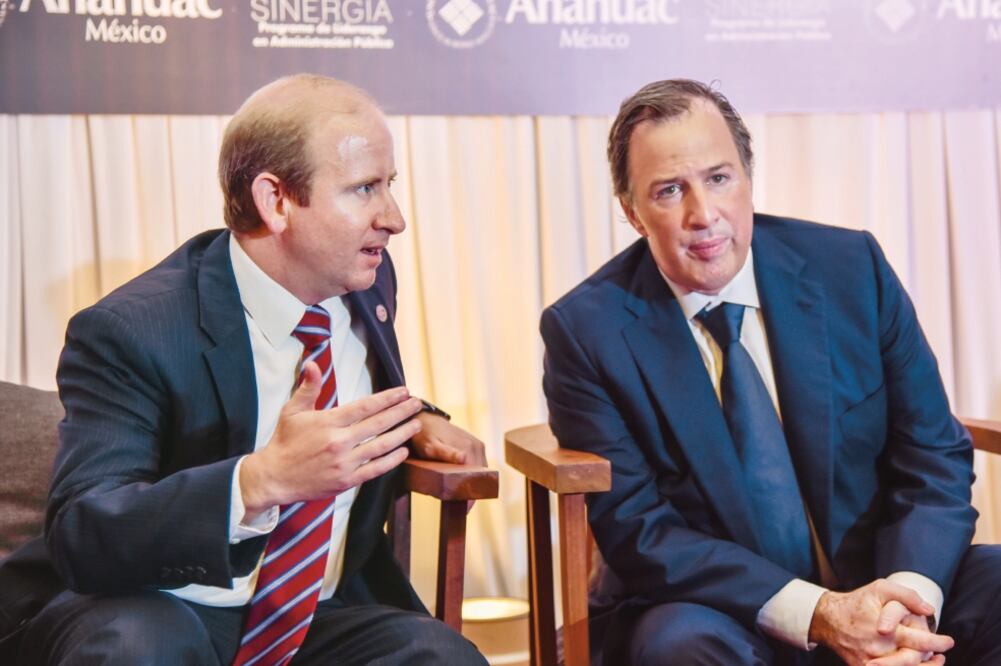 Bernardo Rangel, vicerrector de la Universidad Anáhuac de México, y José Antonio Meade, titular de SHCP. El secretario recibió el premio Sinergia de esa institución (MARIO JASSO. CUARTOSCURO)