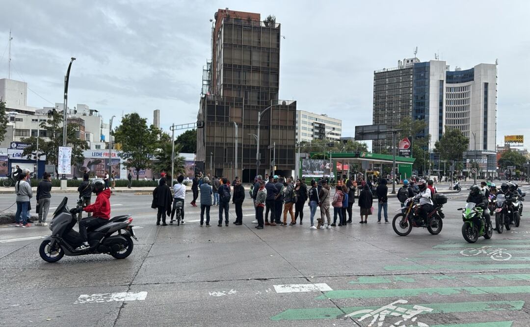 Comerciantes bloquean Reforma e Insurgentes; exigen espacios formales para vender en Metro Revolución. Foto: Especial