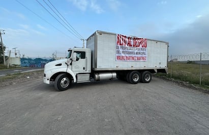 Presunto dueño de predio a un costado del Circuito Exterior Mexiquense coloca malla ciclónica que impide paso