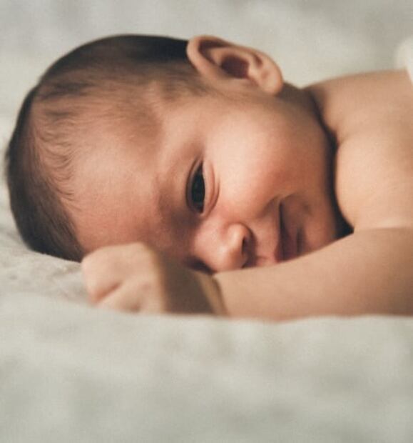 Si un bebé nace durante un vuelo, ¿viaja gratis para siempre? 