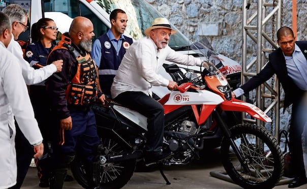 El presidente de Brasil, Luiz Inácio Lula da Silva, ayer al posar en una motocicleta del servicio público y gratuito de atención médica de emergencia, en Río de Janeiro. Foto: EFE/ Andre Coelho