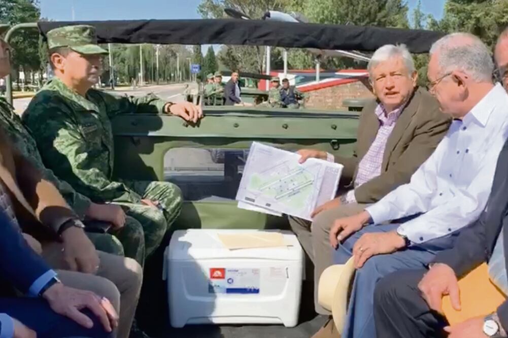 López Obrador visitó la base militar de Santa Lucía con los futuros secretarios de la Defensa, Cresencio Sandoval; de Comunicaciones y Transportes, Javier Jiménez Espriú; el encargado de la obra, Sergio Samaniego, y José María Riobóo (CUA RTOSCURO)