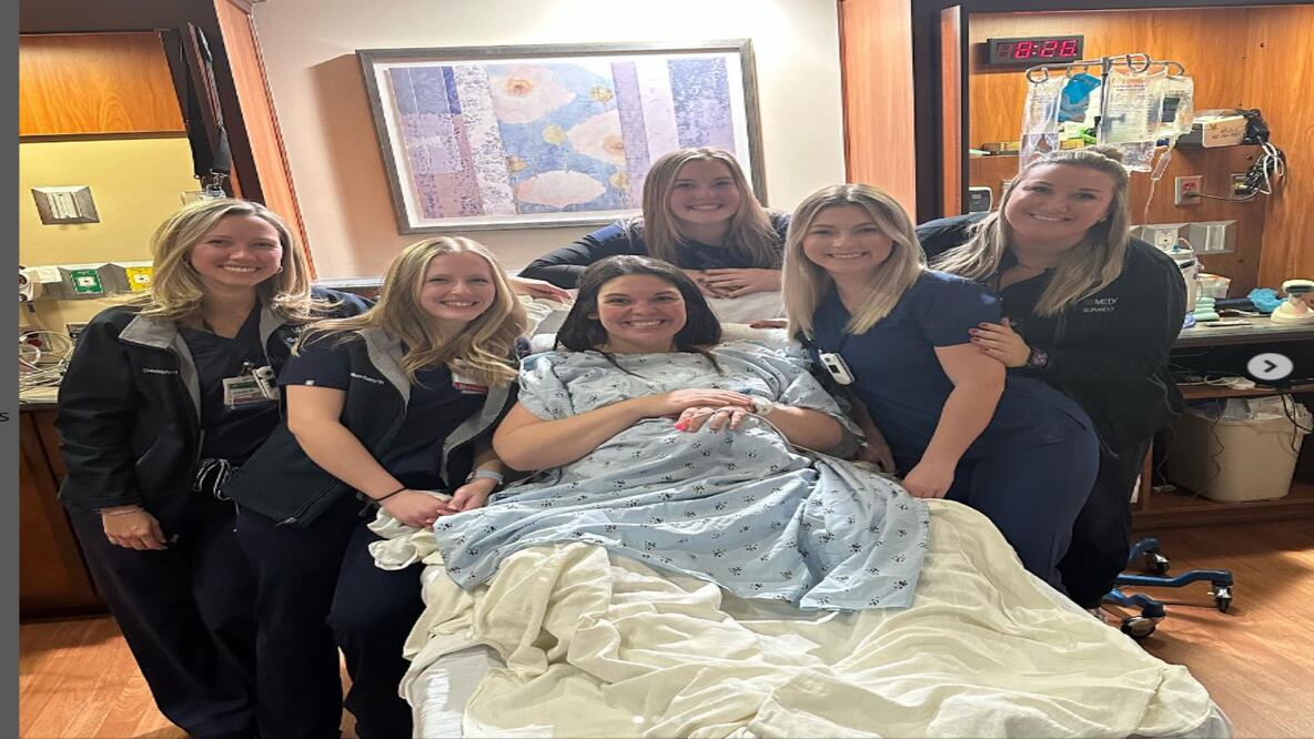 Kelsey Hatcher, una mujer que nació con dos úteros, dio a luz a mellizas en dos días distintos. FOTO: INSTAGRAM