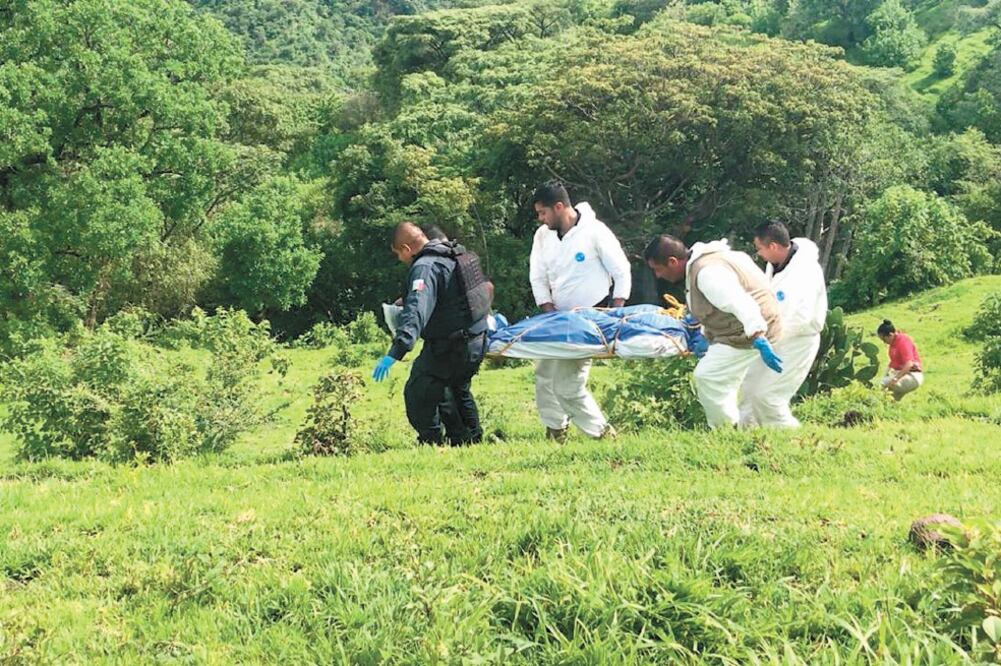 Luego del siniestro, personal especializado realizó las labores de búsqueda y confirmó que el helicóptero había caído en una zona serrana del municipio de Villa Madero, a la altura del lugar conocido como Las Truchas. Foto: CHARBELL LUCIO. EL UNIVERSAL