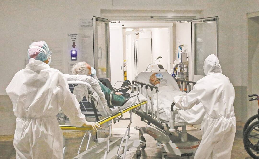 Dos pacientes con Covid-19 llegan al hospital Policlínico Gemelli, en Roma, Italia, que estará en estado de emergencia hasta el 31 de enero de 2021. Foto: Fabio Frustaci. EFE