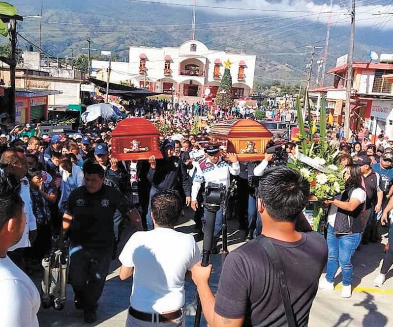 Habitantes y autoridades de San Felipe Jalapa de Díaz se congregaron ayer para acompañar en el sepelio a familiares del síndico Javier Terrero y del alcalde Arturo García Velázquez, quien este viernes rendiría su Primer Informe de Gobierno. ESPECIAL
