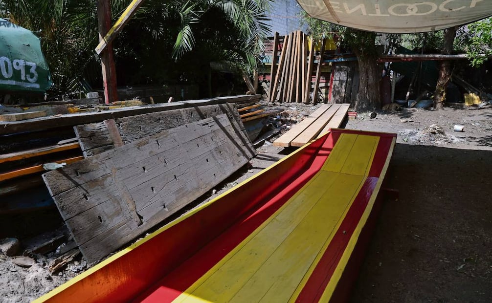 En su taller construye las embarcaciones desde cero o realiza reparaciones.
Trabaja principalmente con madera de pino y técnicas artesanales. Foto: Fernanda Rojas