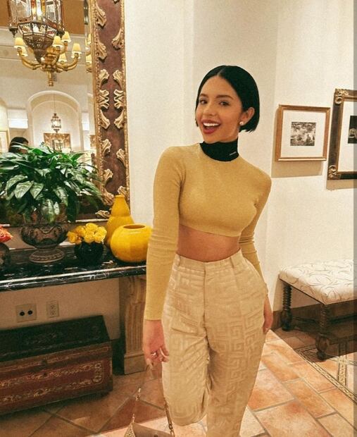 Ángela Aguilar en traje sastre y ombliguera da cátedra de estilo